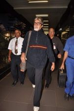 Amitabh Bachchan snapped with designer sling  in International Airport, Mumbai on 30th Aug 2011 (12).JPG